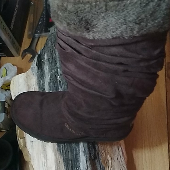 Like NEW Skechers Chocolate Suade/ Fur Top - Picture 2 of 12